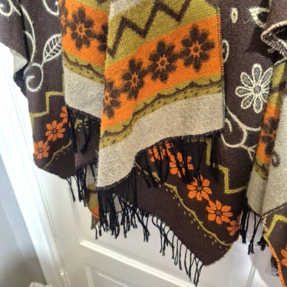 Bohemian Reversable Shawl, Cape, Poncho with Fringe. No Tags - Picture 2 of 3
